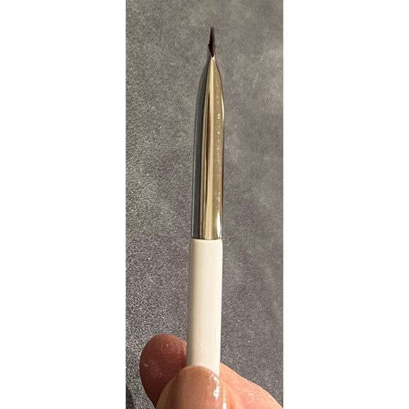 187 White curved Eyeliner Definer Crescent-Shaped Eyeliner and Brow Brush - Picture 2 of 5